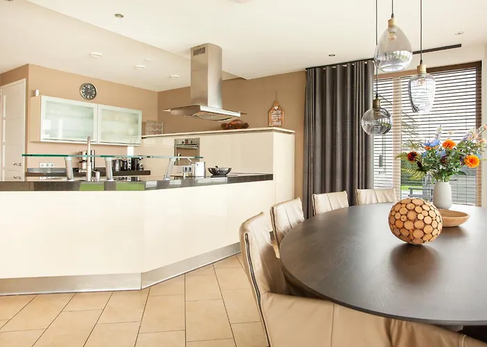 Villa Haven: Luxe With Pool Jacuzzi