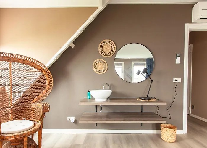 Haven: Luxe With Pool Jacuzzi Vuren